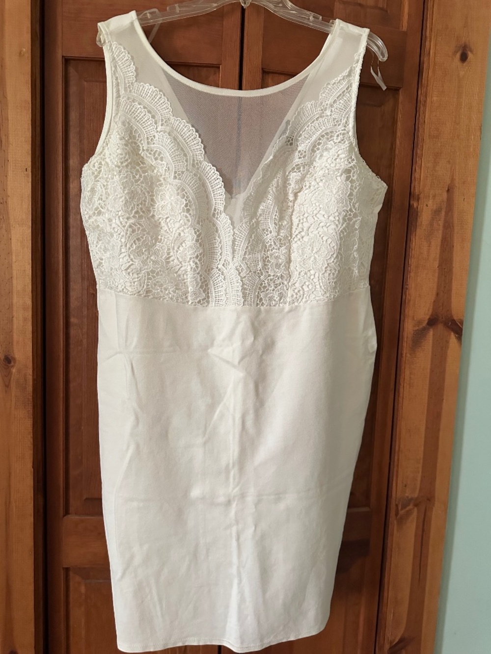 Sleeveless mesh sweetheart neckline